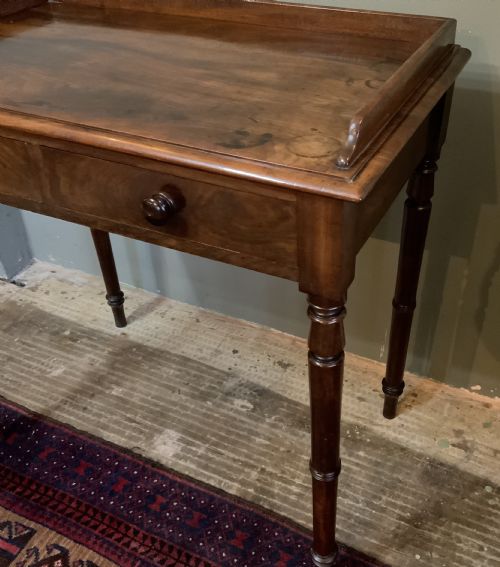 A TWO DRAWER MAHOGANY TABLE - ADDITIONAL PHOTO 3