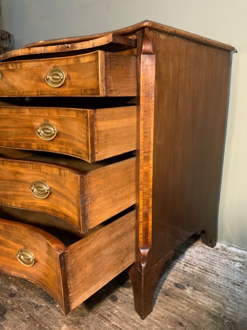 AN 18TH CENTURY MAHOGANY SERPENTINE CHEST - ADDITIONAL PHOTO 3