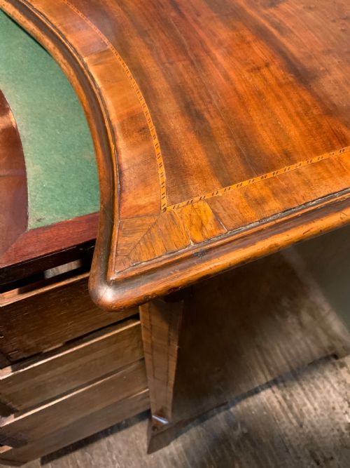 AN 18TH CENTURY MAHOGANY SERPENTINE CHEST - ADDITIONAL PHOTO 6