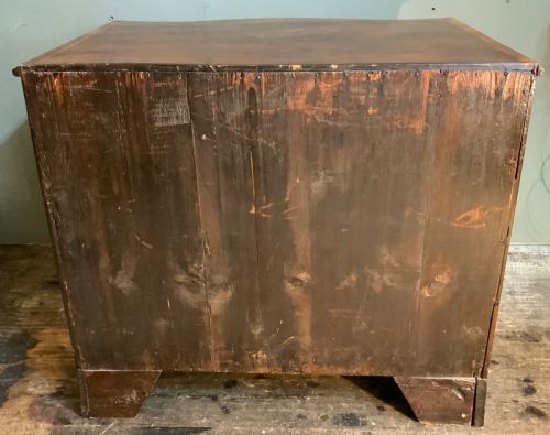 AN 18TH CENTURY MAHOGANY SERPENTINE CHEST - ADDITIONAL PHOTO 8