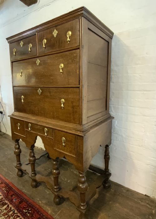 A QUEEN ANNE PERIOD OAK CHEST ON STAND - ADDITIONAL PHOTO 2