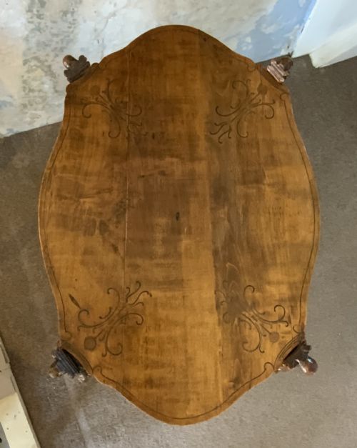 AN ITALIAN WALNUT OCCASIONAL TABLE - ADDITIONAL PHOTO 5