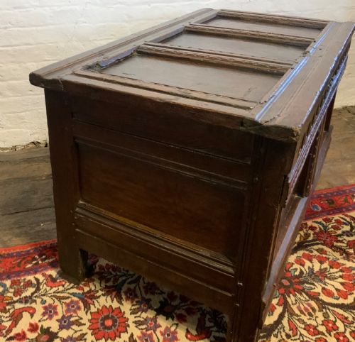 A SMALL JAMES I PERIOD OAK COFFER - ADDITIONAL PHOTO 1