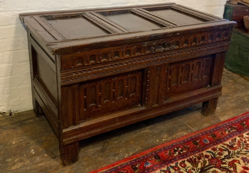 A SMALL JAMES I PERIOD OAK COFFER - ADDITIONAL PHOTO 2