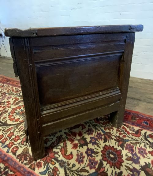 A SMALL JAMES I PERIOD OAK COFFER - ADDITIONAL PHOTO 3