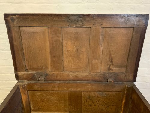 A SMALL JAMES I PERIOD OAK COFFER - ADDITIONAL PHOTO 4