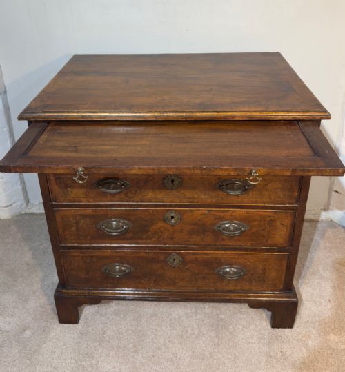AN 18TH CENTURY WALNUT BACHELORS CHEST - ADDITIONAL PHOTO 1