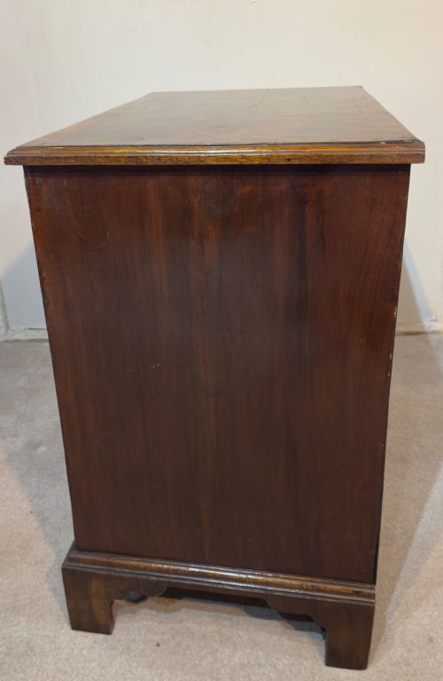 AN 18TH CENTURY WALNUT BACHELORS CHEST - ADDITIONAL PHOTO 2