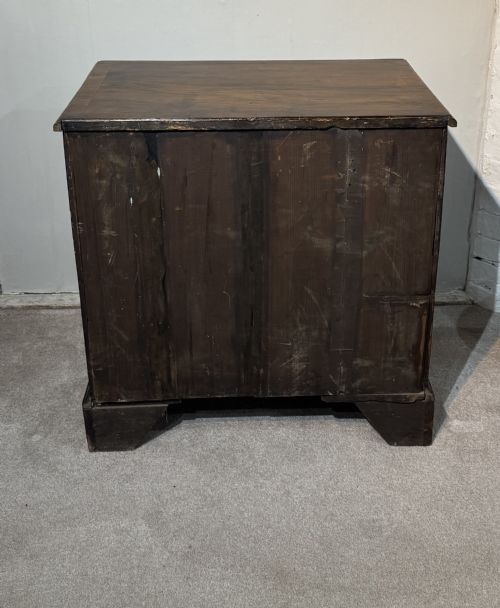 AN 18TH CENTURY WALNUT BACHELORS CHEST - ADDITIONAL PHOTO 5