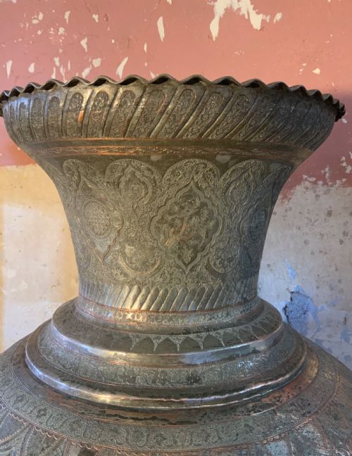 A LARGE FLOOR STANDING PERSIAN VASE - ADDITIONAL PHOTO 1