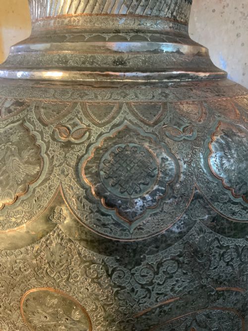 A LARGE FLOOR STANDING PERSIAN VASE - ADDITIONAL PHOTO 3