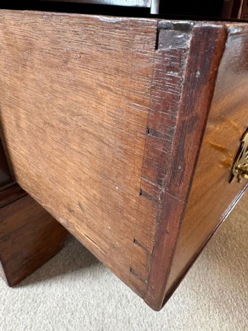 A GEORGIAN MAHOGANY KNEEHOLE DESK - ADDITIONAL PHOTO 2