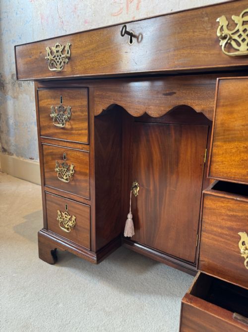 A GEORGIAN MAHOGANY KNEEHOLE DESK - ADDITIONAL PHOTO 3