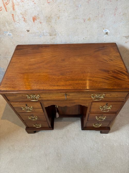 A GEORGIAN MAHOGANY KNEEHOLE DESK - ADDITIONAL PHOTO 4