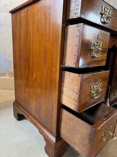 A GEORGIAN MAHOGANY KNEEHOLE DESK - ADDITIONAL PHOTO 5