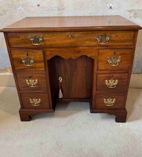 A GEORGIAN MAHOGANY KNEEHOLE DESK - ADDITIONAL PHOTO 1