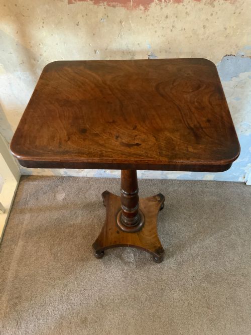 AN EARLY 19TH CENTURY MAHOGANY LAMP TABLE - ADDITIONAL PHOTO 1