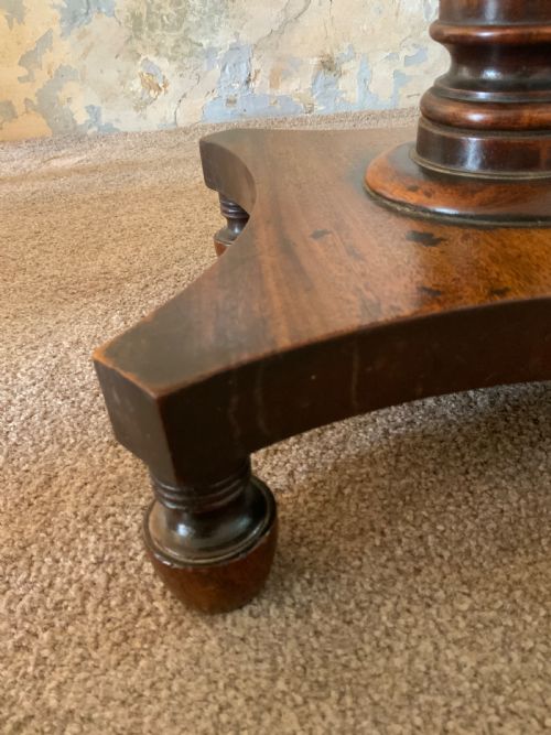 AN EARLY 19TH CENTURY MAHOGANY LAMP TABLE - ADDITIONAL PHOTO 3