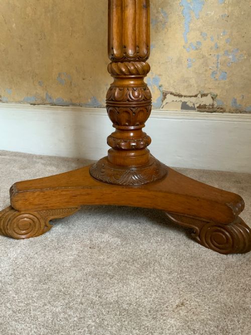 A LATE REGENCY OAK OCCASIONAL TABLE - ADDITIONAL PHOTO 1
