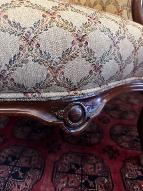 A VICTORIAN MAHOGANY FRAMED LIBRARY ARM CHAIR - ADDITIONAL PHOTO 4