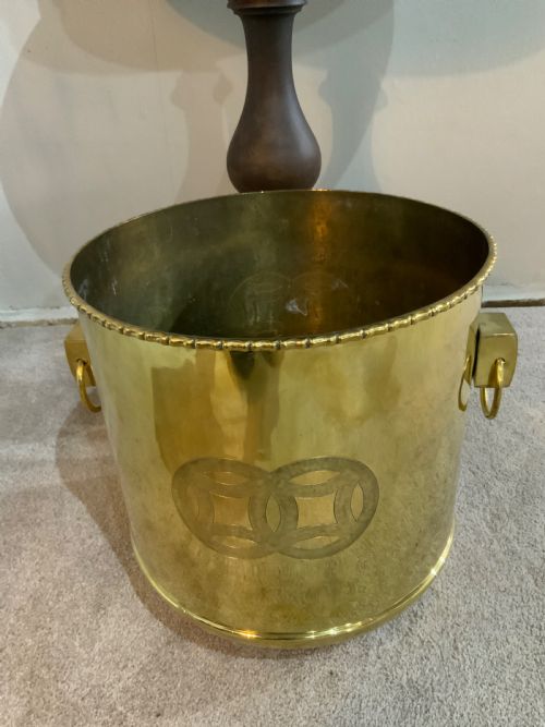 A LARGE PAIR OF POLISHED BRASS PLANTERS - ADDITIONAL PHOTO 3