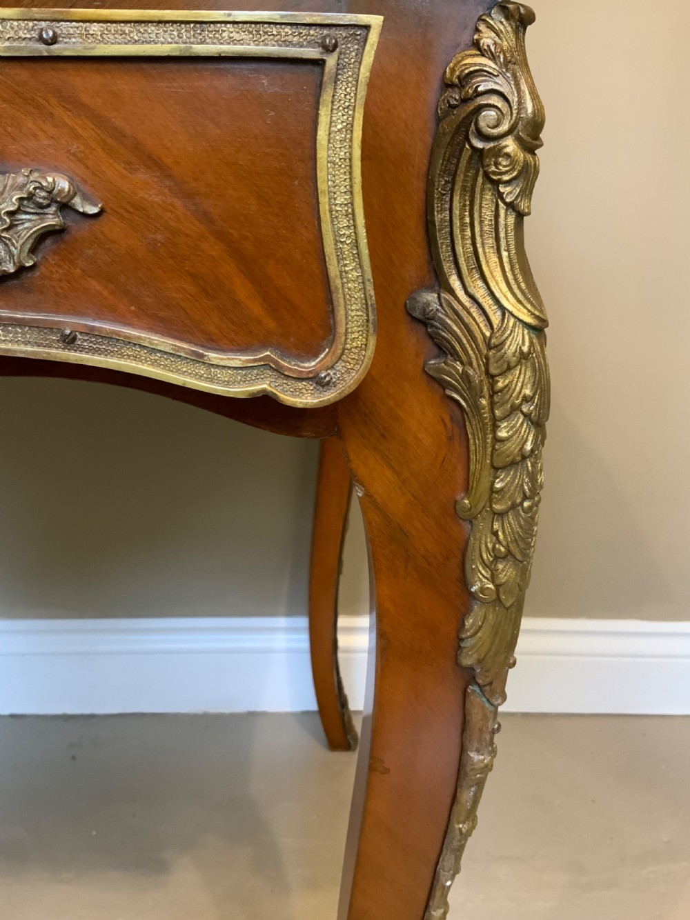 Walnut bureau plat View VIII