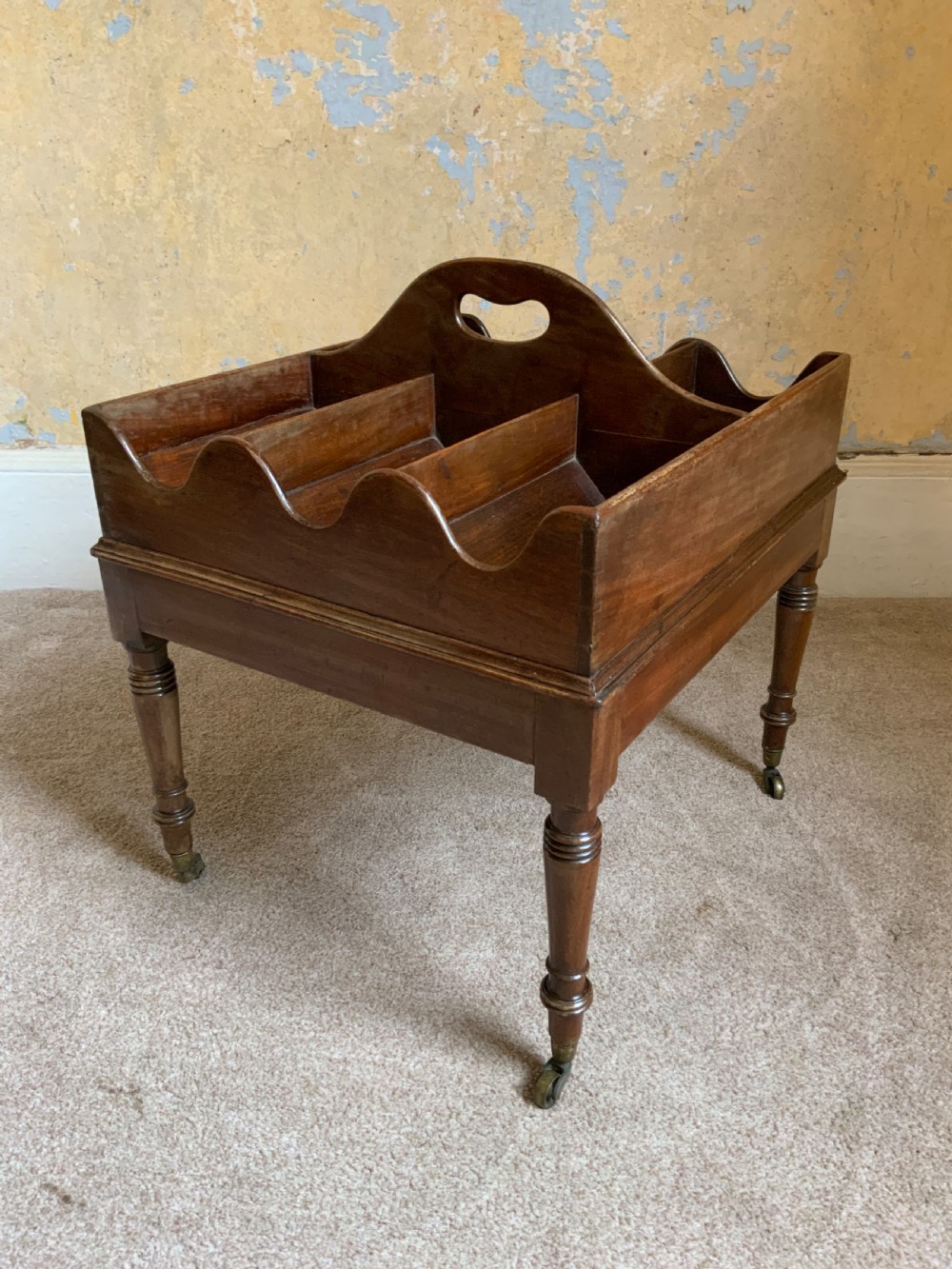 A Georgian mahogany wine bottle carrier