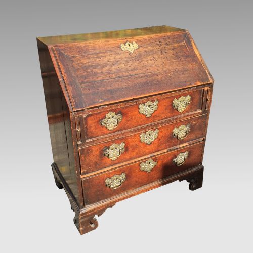 small 18th century oak bureau - CATEGORY: ANTIQUE BUREAU - DATED 18TH CENTURY