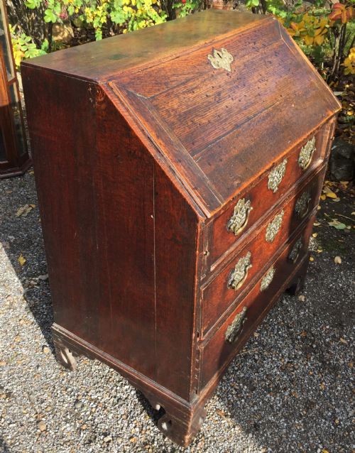 SMALL 18TH CENTURY OAK BUREAU - ADDITIONAL PHOTO 2