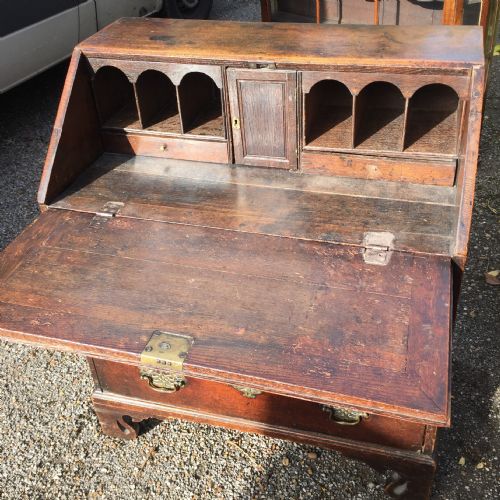 SMALL 18TH CENTURY OAK BUREAU - ADDITIONAL PHOTO 3