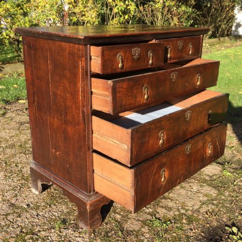EARLY 18TH CENTURY WALNUT AND OAK CHEST OF DRAWERS FOR RESTORATION - ADDITIONAL PHOTO 3