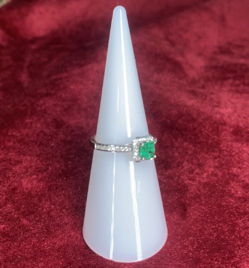 18CT WHITE GOLD EMERALD DIAMOND RING - ADDITIONAL PHOTO 4