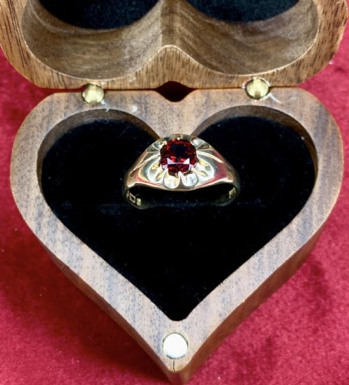 GENTS GYPSY 9CT GARNET RING - ADDITIONAL PHOTO 8