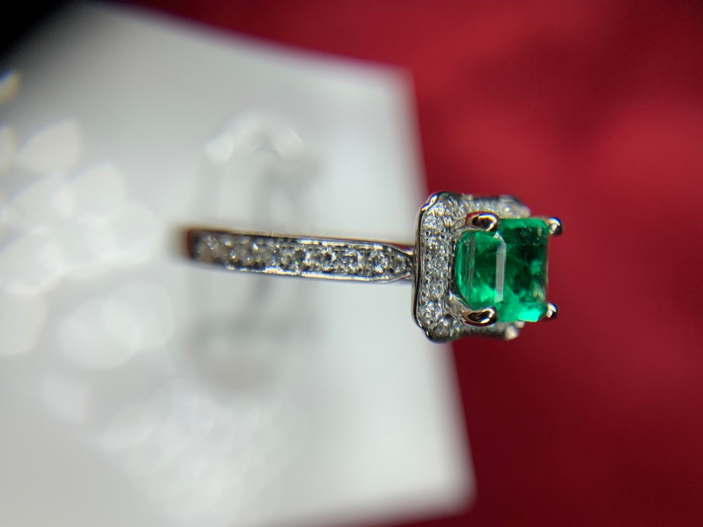 18ct White Gold Emerald & Diamond Ring View XI