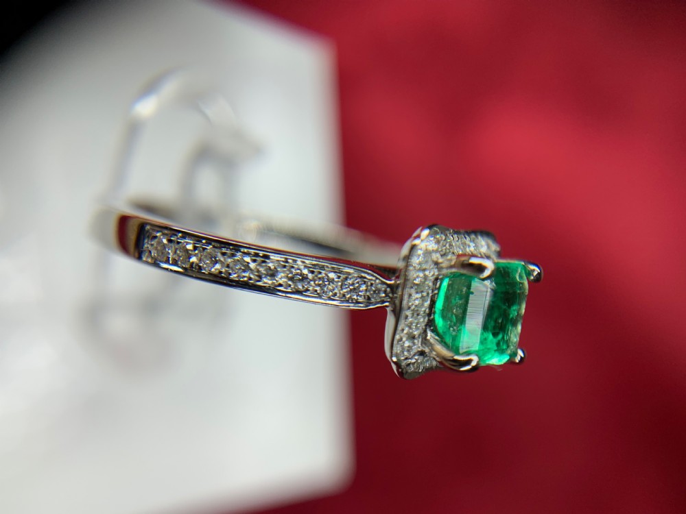18ct White Gold Emerald & Diamond Ring View XIII