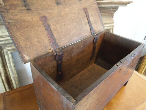 COFFER RARE CHILDS 17TH CENTURY OAK COFFER C1680 - ADDITIONAL PHOTO 2