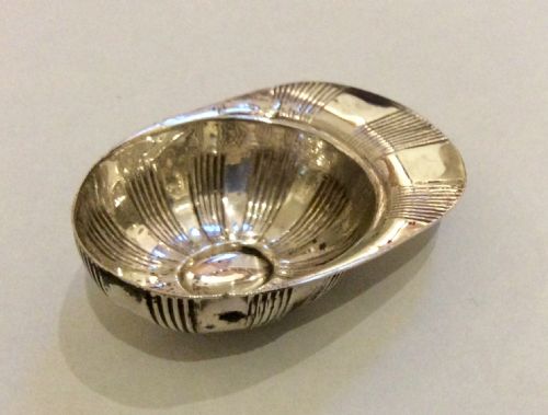ANTIQUE SILVER TEA CADDY IN THE FORM OF A JOCKEYS CAP - ADDITIONAL PHOTO 2