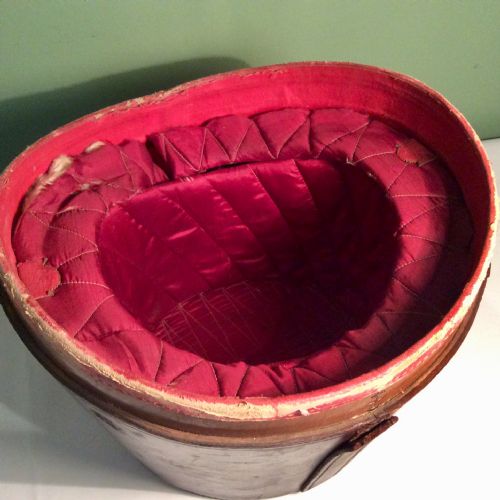 19TH CENTURY LEATHER TOP HAT BOX - ADDITIONAL PHOTO 5