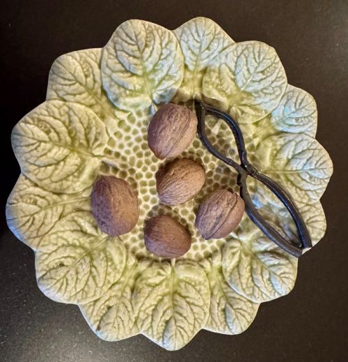 french majolica trompe loeil walnut plate - CATEGORY: ANTIQUE CERAMICS - DATED 1920