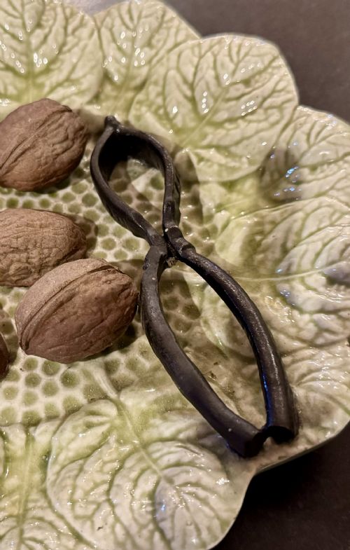 FRENCH MAJOLICA TROMPE LOEIL WALNUT PLATE - ADDITIONAL PHOTO 1