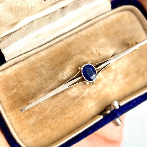 fig 1. Edwardian 18CT Gold Sapphire Bar Brooch