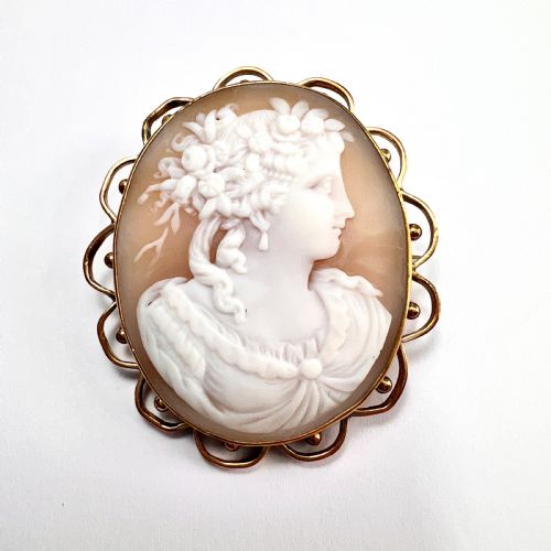 Fine Victorian Carved Shell Portrait of a Lady Cameo Brooch