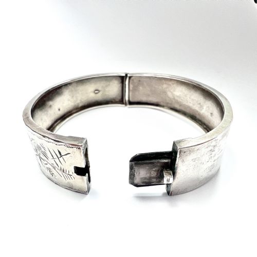 BOXED VICTORIAN STERLING SILVER AND GOLD HINGED CUFF BANGLE - ADDITIONAL PHOTO 4