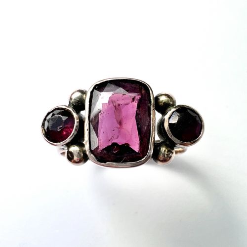 Georgian 9ct Gold Garnet Three Stone Ring