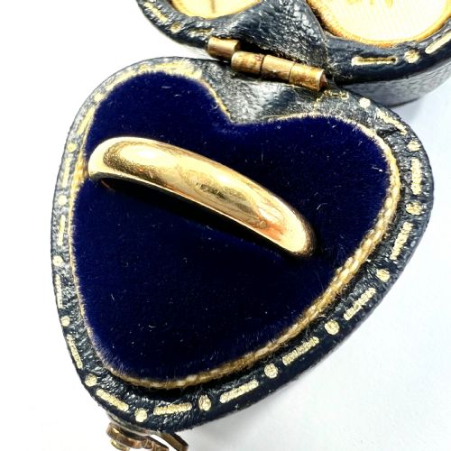 fig 1. A polished 22ct yellow gold wedding band featuring a smooth, rounded profile.