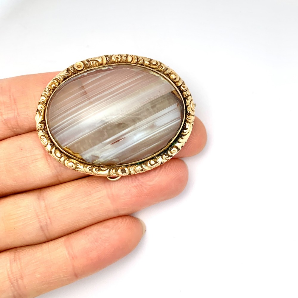 Large Victorian 9CT Gold Oval Agate Brooch / Pendant View II