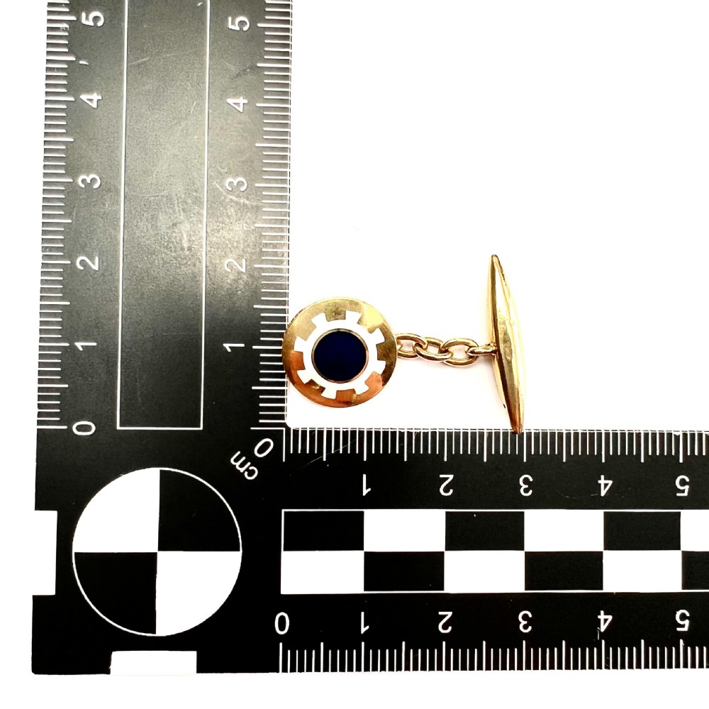 A pair of antique 18ct yellow gold chain-link cufflinks featuring circular faces decorated with central blue enamel discs surrounded by white enamel borders and connected to torpedo-shaped backs. View V