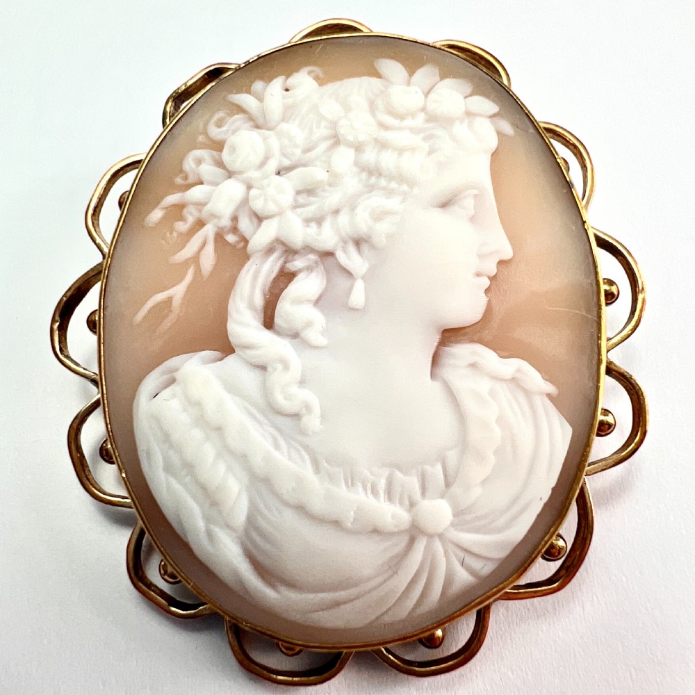 Fine Victorian Carved Shell Portrait of a Lady Cameo Brooch View V