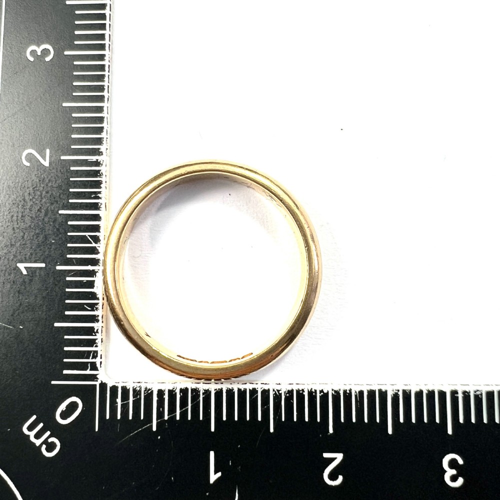 A polished 22ct yellow gold wedding band featuring a smooth, rounded profile. View V