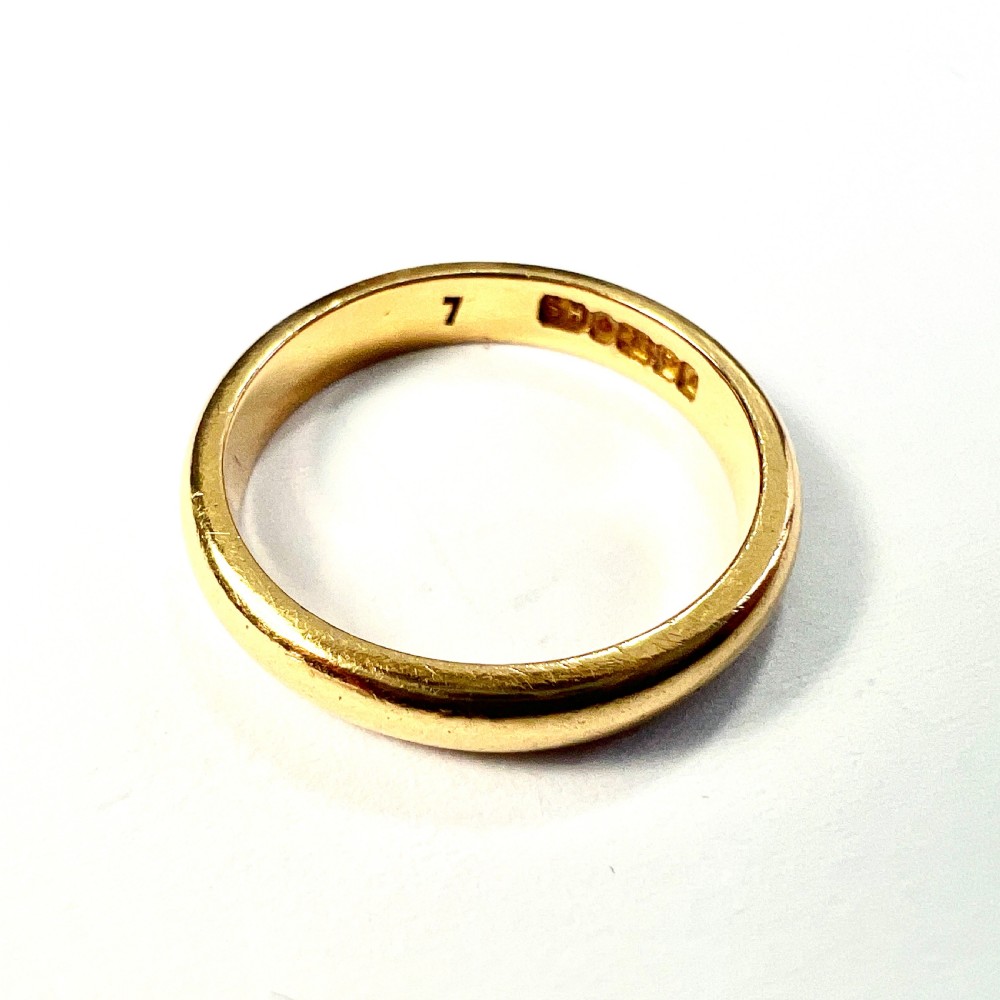 A polished 22ct yellow gold wedding band featuring a smooth, rounded profile. View VI